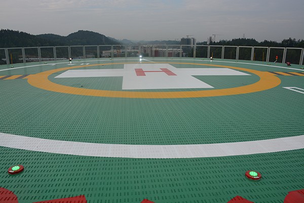 建造屋頂直升機停機坪時，有什么場地條件？